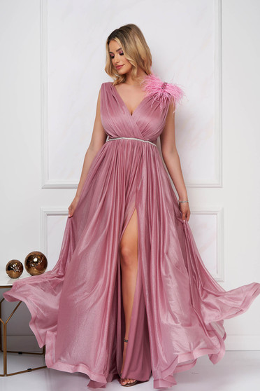 Estélyi ruhák , Púder rózsaszínű hosszú alkalmi harang ruha csillogó tüllből, strassz köves és tollas díszítéssel - StarShinerS.hu