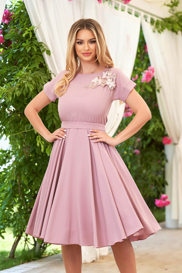 Alkalmi ruhák, Púder rózsaszínű midi midi muszlin harang alakú StarShinerS ruha gumirozott derékrésszel virágos díszekkel - StarShinerS.hu