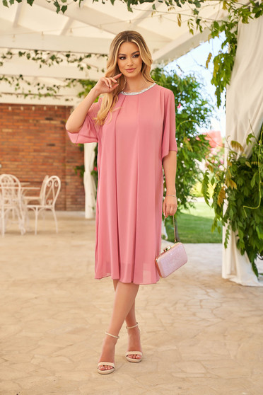 Anyós ruhák, Elegáns ruha muszlin pink bő szabású midi strasszos kiegészítővel - StarShinerS.hu
