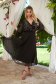 Elegáns ruha fekete midi harang muszlin gyöngy és strassz köves díszítéssel 1 - StarShinerS.hu