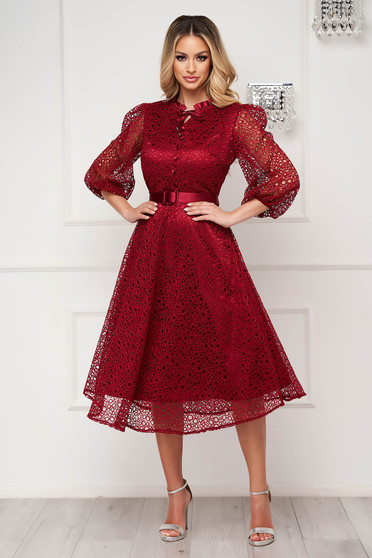 Vörös ruhák, Elegáns ruha burgundy midi harang öv típusú kiegészítővel csipkés anyagból - StarShinerS.hu
