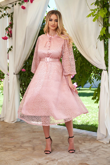 Csipke ruhák, Elegáns ruha púder rózsaszínű midi harang öv típusú kiegészítővel csipkés anyagból - StarShinerS.hu