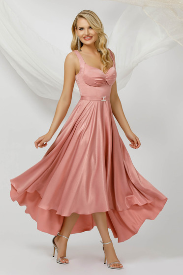 Szatén ruhák, Púder rózsaszínű aszimetrikus harang ruha szaténból csillogó díszítésekkel - StarShinerS.hu