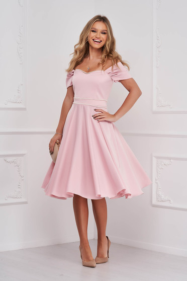 Nagy méretű ruhák alkalmi, méret: M, Világos rózsaszínű elegáns ruha enyhén rugalmas anyagból gyöngy díszítéssel - StarShinerS.hu