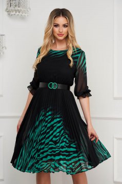 Fekete midi muszlin rakott ruha harang alakú gumirozott derékrésszel nyomtatott mintával