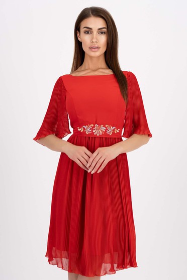 Nagy méretű ruhák harang alakú, muszlin,  méret: M, Midi harang piros StarShinerS hímzett rakott muszlin ruha övvel ellátva - StarShinerS.hu