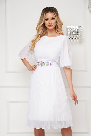 Polgári esküvői ruhák, Midi harang ivoire StarShinerS hímzett rakott muszlin ruha övvel ellátva - StarShinerS.hu