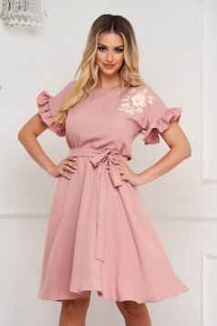 Púder rózsaszínű midi harang ruha rugalmas anyagból fodros ujjakkal és egyedi virágos hímzéssel - StarShinerS