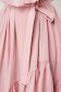 Púder rózsaszínű StarShinerS hétköznapi midi aszimetrikus ruha muszlinból v-dekoltázzsal fodrokkal a dekoltázs vonalánál 4 - StarShinerS.hu
