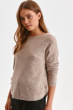Krémszínű kötött bő szabású pulóver pólónyakkal