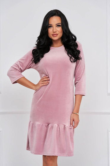 Nagy méretű ruhák pink, Ruha púder rózsaszínű bársonyból rövid egyenes fodrok a ruha alján - StarShinerS.hu