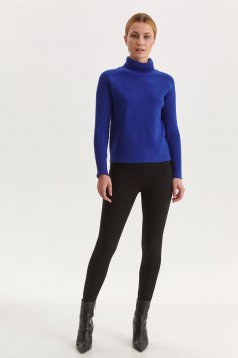 Kék bő szabású kötött pulóver magas gallérral domborított mintával