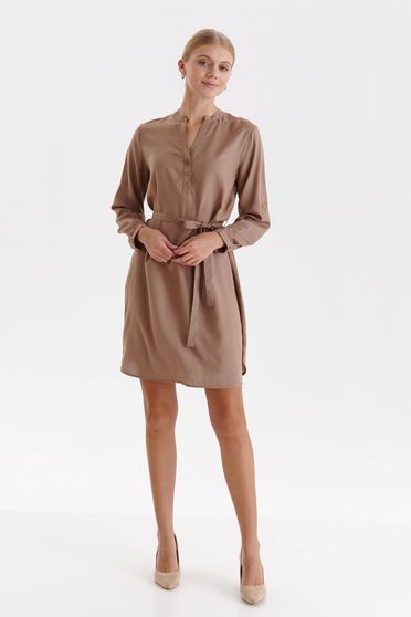 Bézs ruhák, Bézs rövid bő szabású ruha vékony anyagból övvel ellátva - StarShinerS.hu