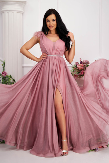 Gyöngyös ruhák, Ruha púder rózsaszínű tüllből csillogó díszítések hosszú harang tollas díszítés - StarShinerS.hu