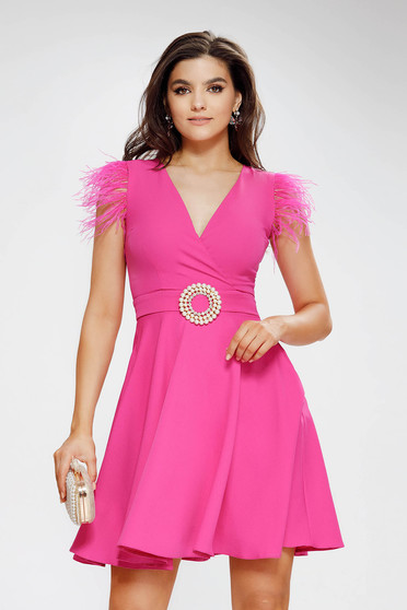 Gyöngyös ruhák, Ruha pink enyhén rugalmas szövetből harang tollas díszítés - StarShinerS.hu