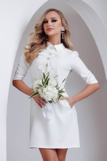 Fehér ruhák, Fehér galléros ruha enyhén rugalmas szövetből csipke díszítéssel - StarShinerS.hu