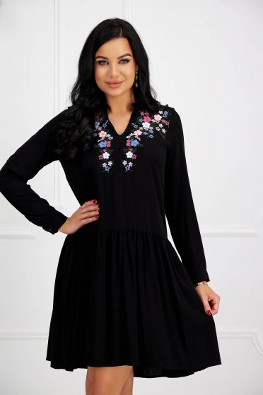 Hímzett ruhák, Fekete pamutból készült bő szabású ruha virágos hímzéssel - StarShinerS.hu