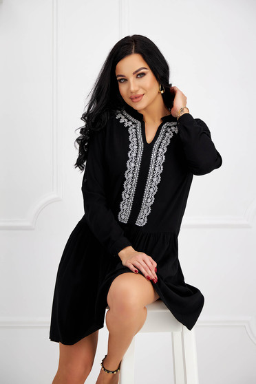 Ünnepi ruhák, Fekete bő szabású pamutból készült ruha virágos hímzéssel - StarShinerS.hu