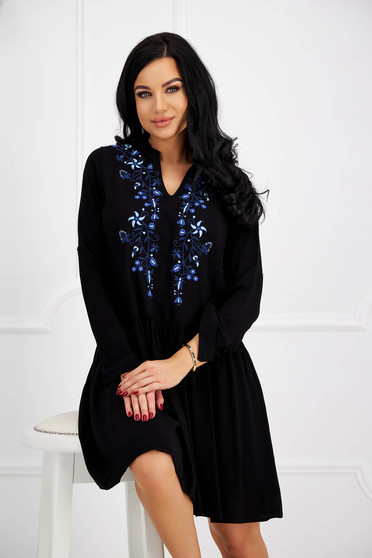 Ünnepi ruhák, Fekete pamutból készült bő szabású ruha virágos hímzéssel - StarShinerS.hu