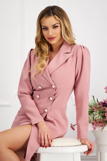Nagy méretű ruhák, Púder rózsaszín zakó tipusú ruha enyhén rugalmas szövetből dekoratív gombokkal - StarShinerS - StarShinerS.hu