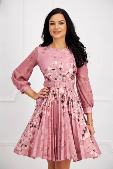 Virágos ruhák, Harang rakott, pliszírozott ruha púder rózsaszín enyhén rugalmas szövetből öv típusú kiegészítővel - StarShinerS.hu