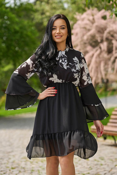 Virágos ruhák, Fekete muszlin ruha harang alakú gumirozott derékrésszel fodros ujjakkal - StarShinerS.hu