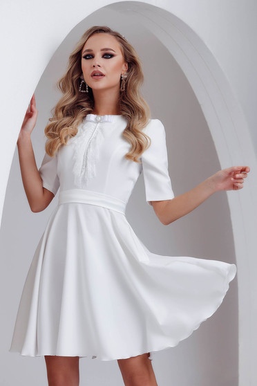 Fehér ruhák, Ivoire harang ruha enyhén rugalmas szövetből csipke díszítéssel - StarShinerS.hu