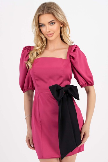 Elegáns ruhák,  méret: 4XL - 2. oldal, Ruha pink szaténból ceruza rövid bő ujjú masni díszítéssel - StarShinerS.hu