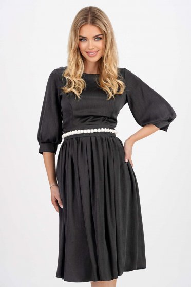 Nagy méretű ruhák,  méret: M, Fekete vékony szatén anyagú midi harang ruha öv tipusú kiegészitővel gyöngy díszítéssel - StarShinerS - StarShinerS.hu