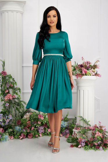 Elegáns ruhák, Zöld vékony szatén anyagú midi harang ruha öv tipusú kiegészitővel gyöngy díszítéssel - StarShinerS - StarShinerS.hu