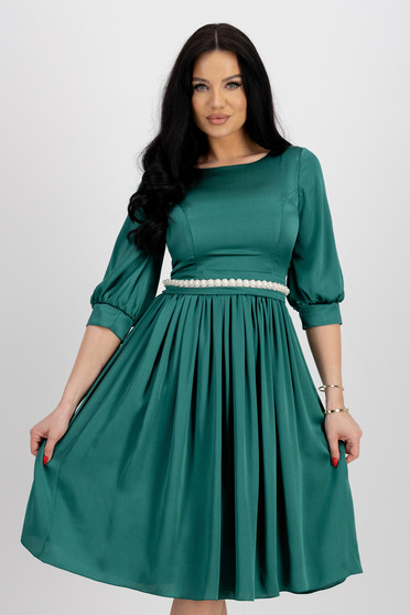 Nagy méretű ruhák zold,  méret: M, Zöld vékony szatén anyagú midi harang ruha öv tipusú kiegészitővel gyöngy díszítéssel - StarShinerS - StarShinerS.hu