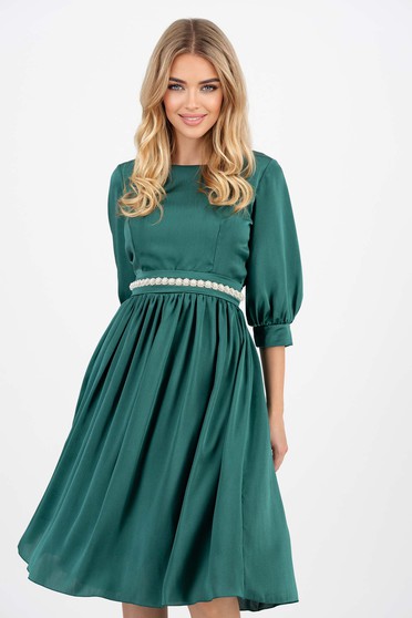 Nagy méretű ruhák, szaténból,  méret: M, Zöld vékony szatén anyagú midi harang ruha öv tipusú kiegészitővel gyöngy díszítéssel - StarShinerS - StarShinerS.hu