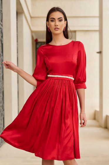 Piros ruhák, Piros vékony szatén anyagú midi harang ruha öv tipusú kiegészitővel gyöngy díszítéssel - StarShinerS - StarShinerS.hu
