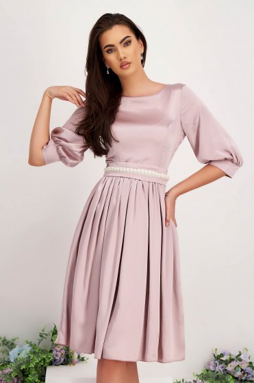 Elegáns ruhák, Krémszínű vékony szatén anyagú midi harang ruha öv tipusú kiegészitővel gyöngy díszítéssel - StarShinerS - StarShinerS.hu