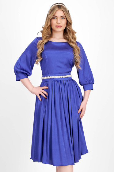 Nagy méretű ruhák, Kék vékony szatén anyagú midi harang ruha öv tipusú kiegészitővel gyöngy díszítéssel - StarShinerS - StarShinerS.hu