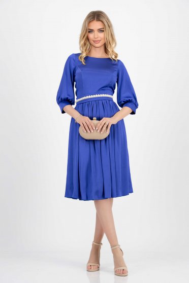 Elegáns ruhák,  méret: 4XL, Kék vékony szatén anyagú midi harang ruha öv tipusú kiegészitővel gyöngy díszítéssel - StarShinerS - StarShinerS.hu