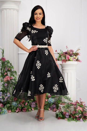 Luxus ruhák, Fekete hímzett organza midi harang ruha öv típusú kiegészítővel és puff vállakkal - StarShinerS.hu