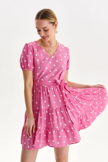 Fodros ruhák, Könnyed anyagú pink rövid harang ruha v-dekoltázzsal és puff ujjakkal - StarShinerS.hu
