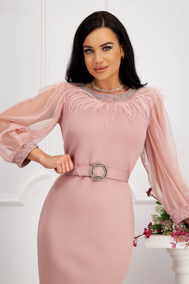 Gyöngyös ruhák, Púder rózsaszín rövid neopren ceruza ruha gyöngy és toll díszítéssel - StarShinerS.hu