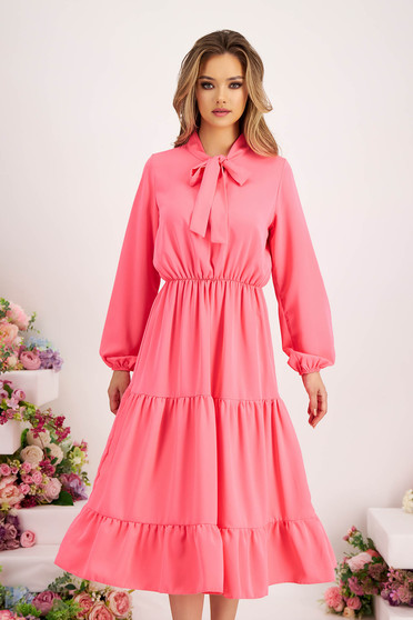 Nappali ruhák, Ruha pink könnyed anyag midi harang alakú gumirozott derékrésszel kendő jellegű gallér - StarShinerS.hu