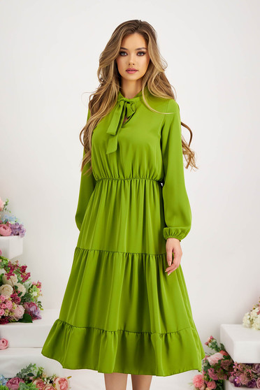 Nappali ruhák, Ruha zöld könnyed anyag midi harang alakú gumirozott derékrésszel kendő jellegű gallér - StarShinerS.hu