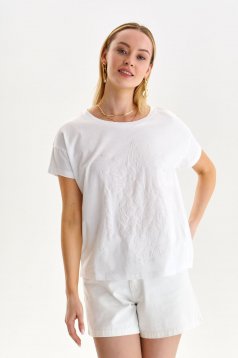 Fehér pamutból készült bő szabású póló kerekített dekoltázssal