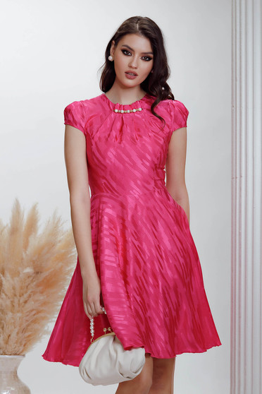 Strasszos ruhák, Pink szaténos anyagból harang alakú ruha oldalt zsebekkel és fém lánccal ellátva - StarShinerS.hu