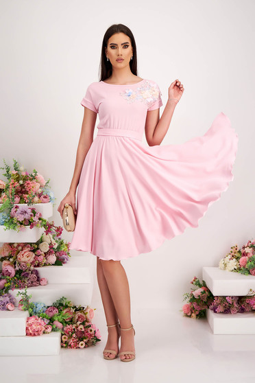 Elegáns ruhák, Világos rózsaszínű muszlin midi harang ruha gumirozott derékrésszel virágos hímzéssel - StarShinerS - StarShinerS.hu
