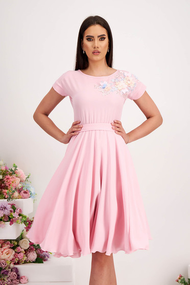 Nagy méretű ruhák harang alakú gumirozott derékrésszel,  méret: M, Világos rózsaszínű muszlin midi harang ruha gumirozott derékrésszel virágos hímzéssel - StarShinerS - StarShinerS.hu