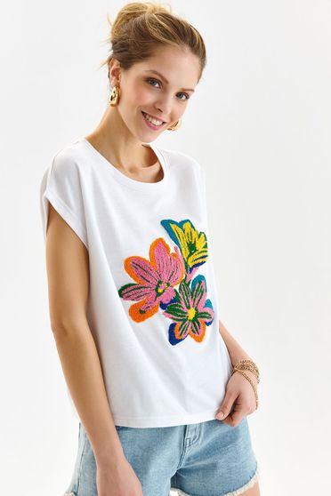 Casual trikók, Fehér pamutból készült bő szabású póló virágos hímzéssel - StarShinerS.hu