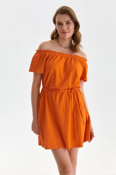 Narancssárga vékony anyagú rövid harang ruha vállak nélkül övvel
