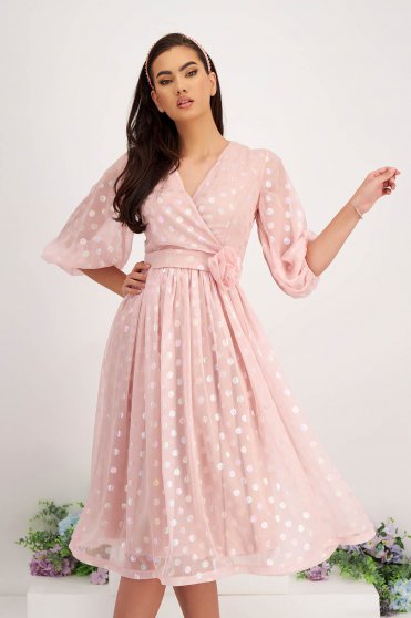 Pöttyös ruhák, Világos rózsaszin muszlin midi harang ruha bő ujjakkall és virág alakú brossal - StarShinerS - StarShinerS.hu