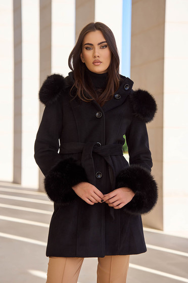 Elegáns kabátok, Szövet egyenes nagykabát - fekete, oldalt zsebekkel, eltávolítható kapucnival - StarShinerS.hu