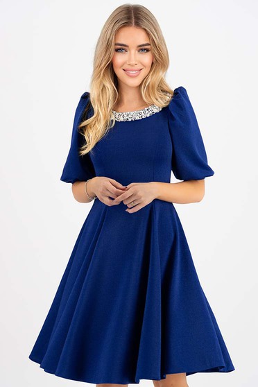 Nagy méretű ruhák elegáns,  méret: M, Krepp térdig érő harang ruha - kék, gyöngyös díszítéssel - StarShinerS - StarShinerS.hu